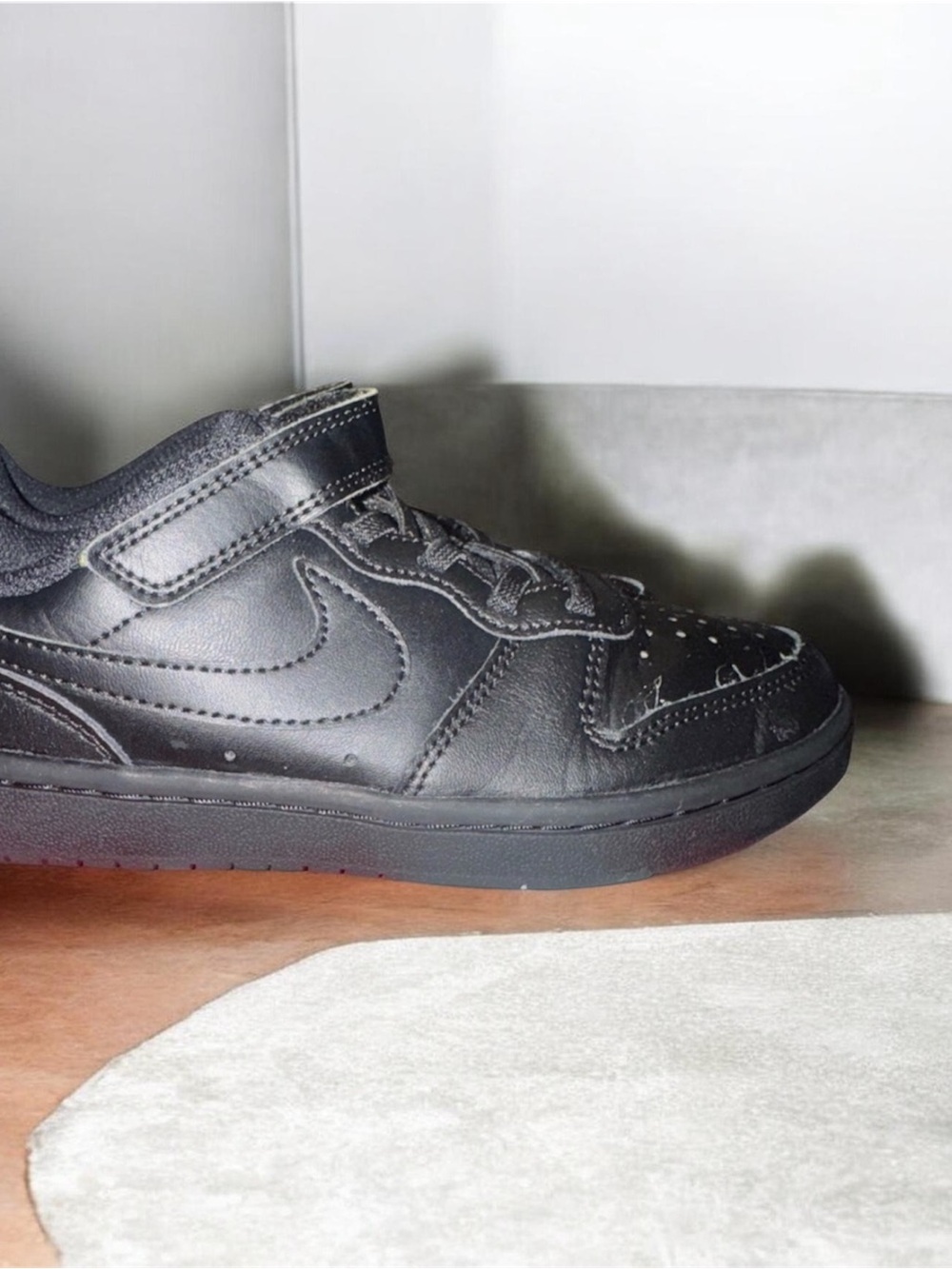 Nike Kids Black Low-Top Sneakers with Velcro Strap - Picture 14 of 15